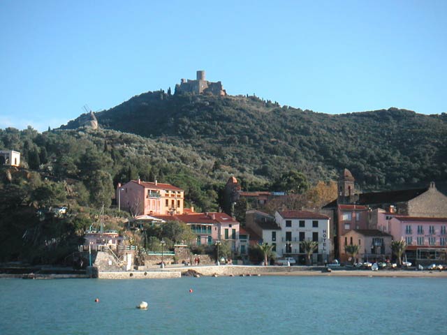 La plage d'avall, sur la hauteur: le fort Ste ELME