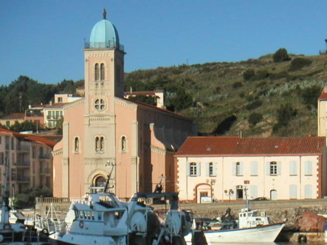 Port Vendres: Le port de peche et l'église