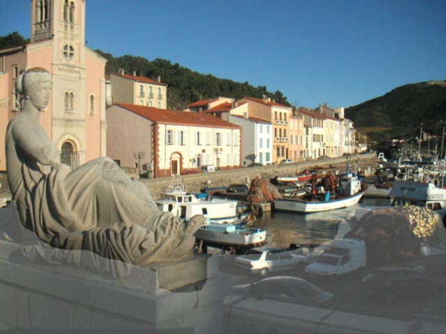 Port vendres: Le port de peche, au premier plan, une sculture de Maillol