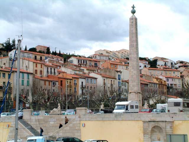 Port Vendres: Les quais et l'oblisque