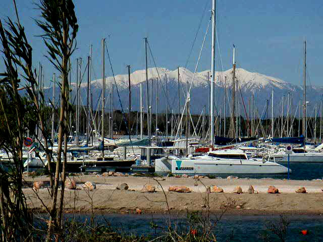 Port d'Argeles, au fond le Canigou